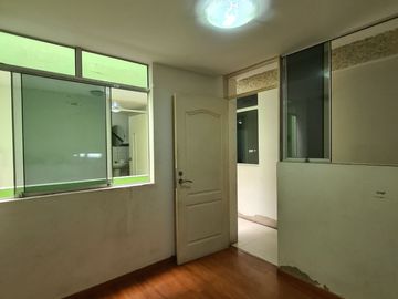 🏡 ¡Gran Oportunidad En Parcona! Casa De 3 Pisos Con Minidepartamento Independiente – Lista Para Vender