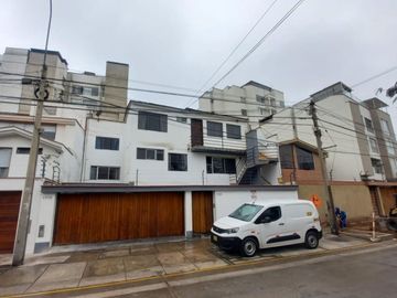 🏡 ¡Vive en el corazón de San Borja, a pasos del Pentagonito! Amplia Casa de 3 Pisos + Azotea | Ideal para Familias Grandes o Inversión Mixta