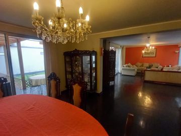 🏡 ¡Vive en el corazón de San Borja, a pasos del Pentagonito! Amplia Casa de 3 Pisos + Azotea | Ideal para Familias Grandes o Inversión Mixta