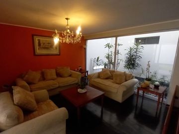 🏡 ¡Vive en el corazón de San Borja, a pasos del Pentagonito! Amplia Casa de 3 Pisos + Azotea | Ideal para Familias Grandes o Inversión Mixta