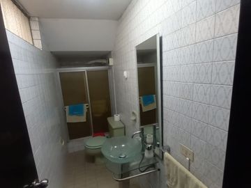 🏡 ¡Vive en el corazón de San Borja, a pasos del Pentagonito! Amplia Casa de 3 Pisos + Azotea | Ideal para Familias Grandes o Inversión Mixta