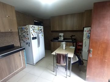 🏡 ¡Vive en el corazón de San Borja, a pasos del Pentagonito! Amplia Casa de 3 Pisos + Azotea | Ideal para Familias Grandes o Inversión Mixta