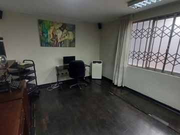 🏡 ¡Vive en el corazón de San Borja, a pasos del Pentagonito! Amplia Casa de 3 Pisos + Azotea | Ideal para Familias Grandes o Inversión Mixta