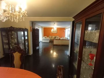 🏡 ¡Vive en el corazón de San Borja, a pasos del Pentagonito! Amplia Casa de 3 Pisos + Azotea | Ideal para Familias Grandes o Inversión Mixta