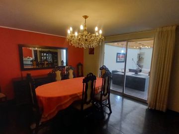 🏡 ¡Vive en el corazón de San Borja, a pasos del Pentagonito! Amplia Casa de 3 Pisos + Azotea | Ideal para Familias Grandes o Inversión Mixta