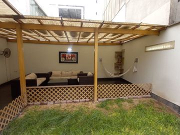 🏡 ¡Vive en el corazón de San Borja, a pasos del Pentagonito! Amplia Casa de 3 Pisos + Azotea | Ideal para Familias Grandes o Inversión Mixta