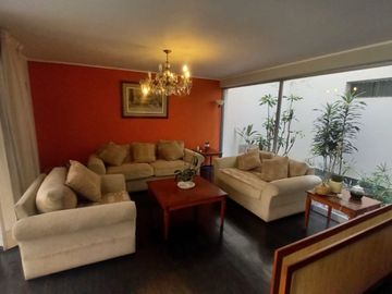 🏡 ¡Vive en el corazón de San Borja, a pasos del Pentagonito! Amplia Casa de 3 Pisos + Azotea | Ideal para Familias Grandes o Inversión Mixta