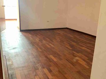 San Miguel: se vende casa con cuatro dormitorios, un departamento y cuarto de servicio.