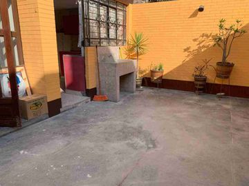 San Miguel: se vende casa con cuatro dormitorios, un departamento y cuarto de servicio.