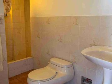 San Miguel: se vende casa con cuatro dormitorios, un departamento y cuarto de servicio.