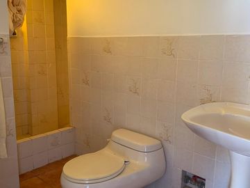 San Miguel: se vende casa con cuatro dormitorios, un departamento y cuarto de servicio.