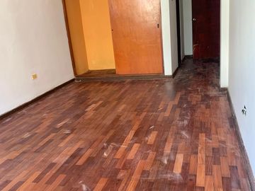 San Miguel: se vende casa con cuatro dormitorios, un departamento y cuarto de servicio.