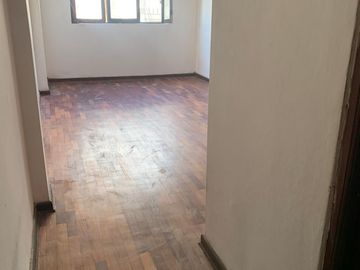 San Miguel: se vende casa con cuatro dormitorios, un departamento y cuarto de servicio.