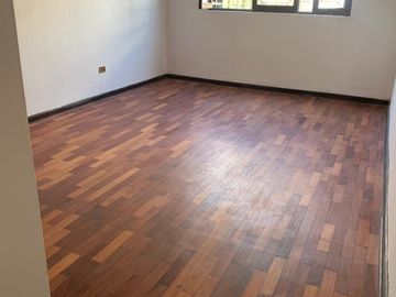 San Miguel: se vende casa con cuatro dormitorios, un departamento y cuarto de servicio.
