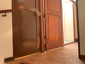 San Miguel: se vende casa con cuatro dormitorios, un departamento y cuarto de servicio.