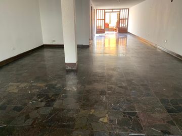 San Miguel: se vende casa con cuatro dormitorios, un departamento y cuarto de servicio.