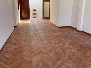 San Miguel: se vende casa con cuatro dormitorios, un departamento y cuarto de servicio.