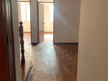 San Miguel: se vende casa con cuatro dormitorios, un departamento y cuarto de servicio.