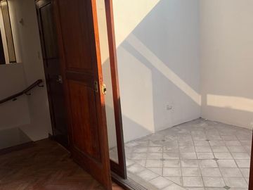 San Miguel: se vende casa con cuatro dormitorios, un departamento y cuarto de servicio.
