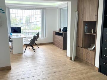 Casa de venta en sector La Carolina a 1 cuadra de la 6 de Diciembre