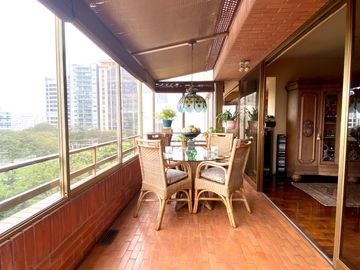 Exclusivo departamento en San Isidro! Vista impresionante a parque! Precio de ocasión !!