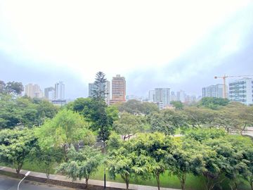 Exclusivo departamento en San Isidro! Vista impresionante a parque! Precio de ocasión !!