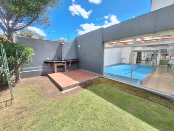 Se Vende Departamento, 147mt2., terraza, 3 dormitorios, piscina sector Tumbaco