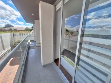 Se Vende Departamento, 147mt2., terraza, 3 dormitorios, piscina sector Tumbaco