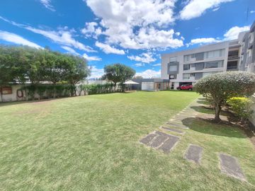 Se Vende Departamento, 147mt2., terraza, 3 dormitorios, piscina sector Tumbaco