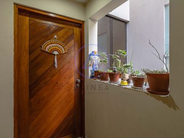 SE VENDE PEQUEÑO EDIFICIO PARA NEGOCIO Y/O VIVIENDA.