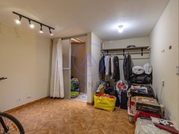 SE VENDE PEQUEÑO EDIFICIO PARA NEGOCIO Y/O VIVIENDA.