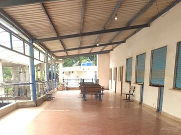 ¡Invierte en el Corazón Comercial de Atacames! 23 Locales y 3 Suites $320.000 negociable