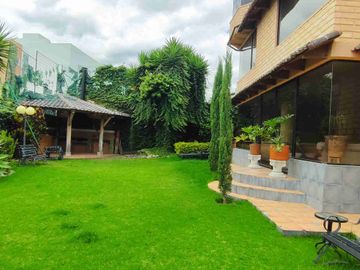 LINDA CASA 498 m2, CONSTRUCCIÓN 4 DORMITORIOS, SECTOR URB. LA PRIMAVERA - CUMBAYÁ