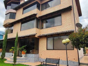 LINDA CASA 498 m2, CONSTRUCCIÓN 4 DORMITORIOS, SECTOR URB. LA PRIMAVERA - CUMBAYÁ