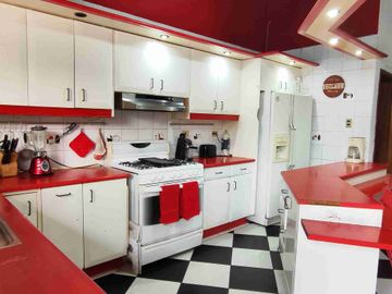 LINDA CASA 498 m2, CONSTRUCCIÓN 4 DORMITORIOS, SECTOR URB. LA PRIMAVERA - CUMBAYÁ