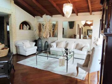LINDA CASA 498 m2, CONSTRUCCIÓN 4 DORMITORIOS, SECTOR URB. LA PRIMAVERA - CUMBAYÁ