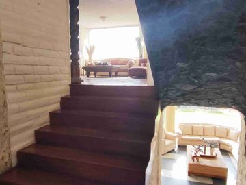 LINDA CASA 498 m2, CONSTRUCCIÓN 4 DORMITORIOS, SECTOR URB. LA PRIMAVERA - CUMBAYÁ