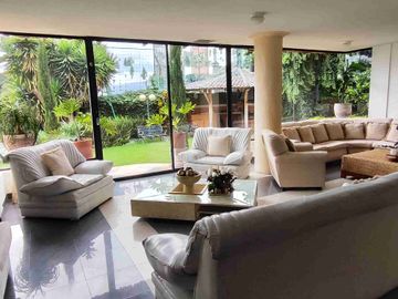 LINDA CASA 498 m2, CONSTRUCCIÓN 4 DORMITORIOS, SECTOR URB. LA PRIMAVERA - CUMBAYÁ