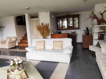 LINDA CASA 498 m2, CONSTRUCCIÓN 4 DORMITORIOS, SECTOR URB. LA PRIMAVERA - CUMBAYÁ