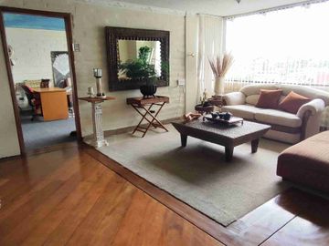 LINDA CASA 498 m2, CONSTRUCCIÓN 4 DORMITORIOS, SECTOR URB. LA PRIMAVERA - CUMBAYÁ