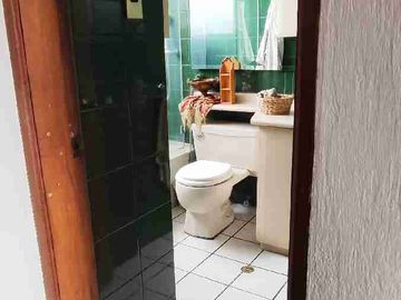 LINDA CASA 498 m2, CONSTRUCCIÓN 4 DORMITORIOS, SECTOR URB. LA PRIMAVERA - CUMBAYÁ