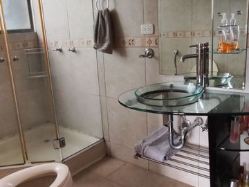 LINDA CASA 498 m2, CONSTRUCCIÓN 4 DORMITORIOS, SECTOR URB. LA PRIMAVERA - CUMBAYÁ