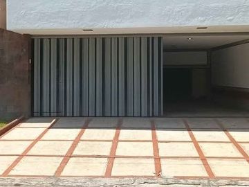 CASA en VENTA Colonia LA PAZ, a una calle de Av. Teziutlán Norte, cerca del Hospital La Paz.  $12,495,000