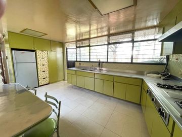 CASA en VENTA Colonia LA PAZ, a una calle de Av. Teziutlán Norte, cerca del Hospital La Paz.  $12,495,000