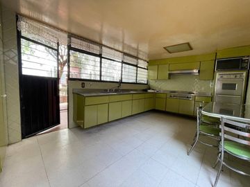 CASA en VENTA Colonia LA PAZ, a una calle de Av. Teziutlán Norte, cerca del Hospital La Paz.  $12,495,000
