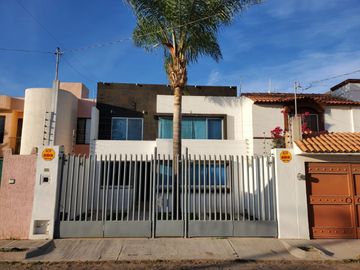 VENTA DE EXCELENTE CASA AMUEBLADA UBICADA A 5 MIN. DE LA ZONA INDUSTRIAL!!!