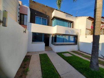 VENTA DE EXCELENTE CASA AMUEBLADA UBICADA A 5 MIN. DE LA ZONA INDUSTRIAL!!!