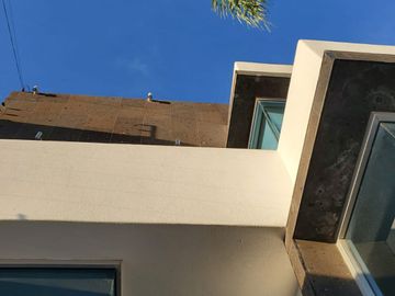 VENTA DE EXCELENTE CASA AMUEBLADA UBICADA A 5 MIN. DE LA ZONA INDUSTRIAL!!!