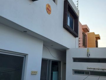 VENTA DE EXCELENTE CASA AMUEBLADA UBICADA A 5 MIN. DE LA ZONA INDUSTRIAL!!!