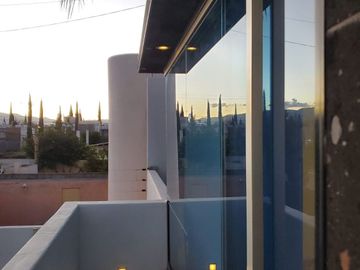 VENTA DE EXCELENTE CASA AMUEBLADA UBICADA A 5 MIN. DE LA ZONA INDUSTRIAL!!!